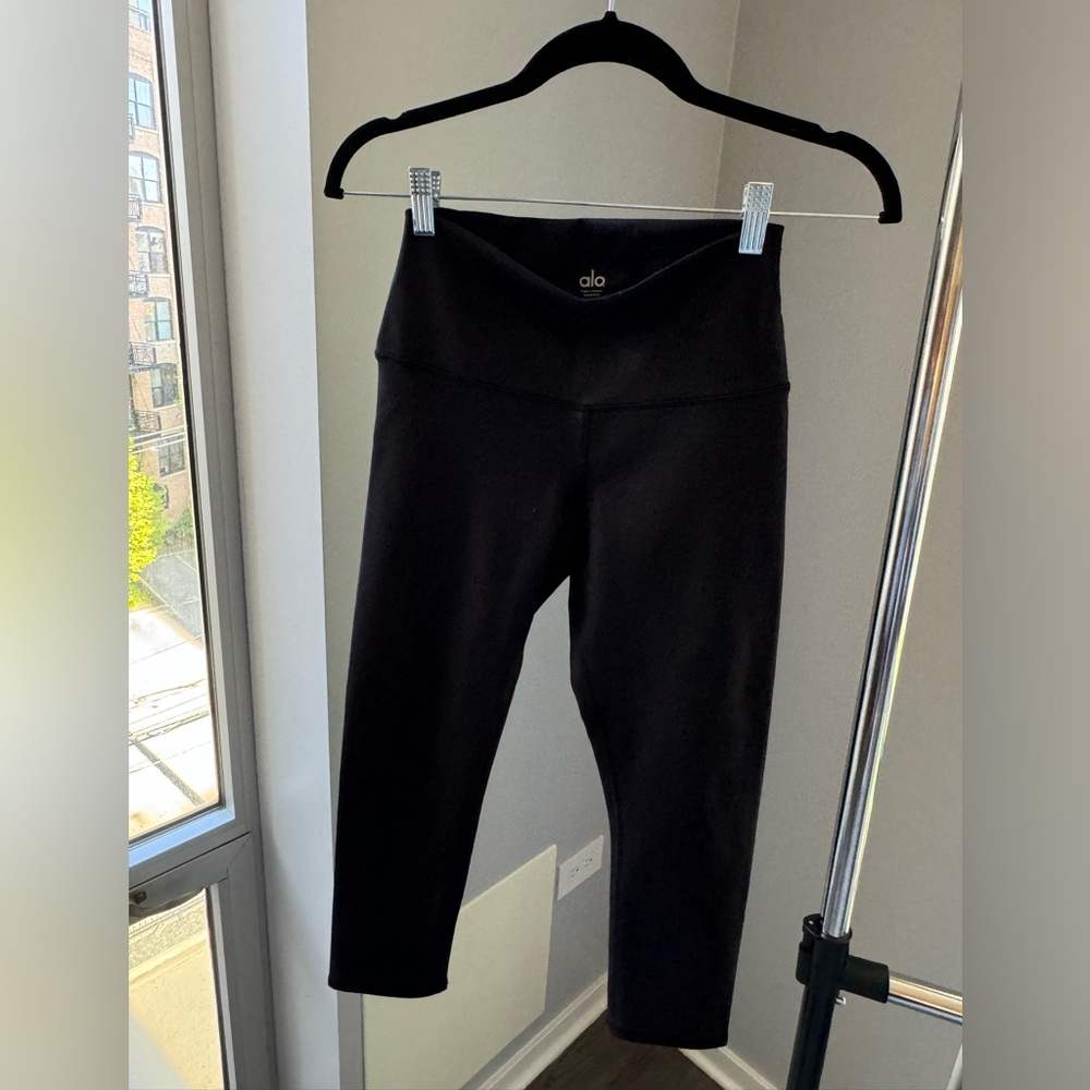ALO Yoga Black Capri Leggings Small